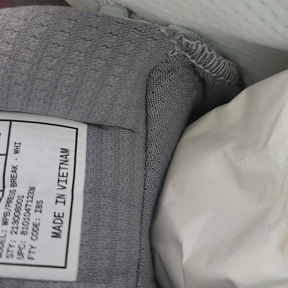 BNWOT Moolah Youth White Kid Basketball Shoes Mid Rise Size US 4.5 - Picture 8 of 10